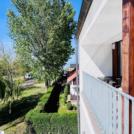 Bed and Breakfast Port Etterem&Panzio Балатонмариафюрдё Экстерьер фото
