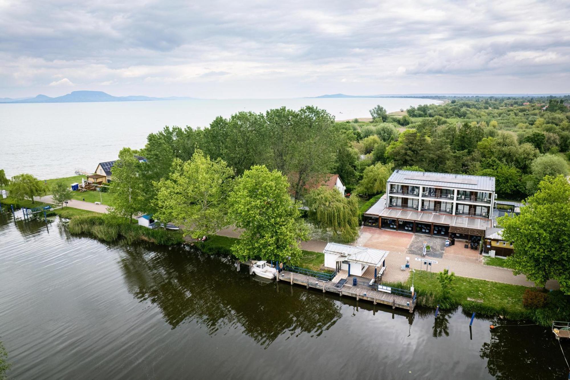 Bed and Breakfast Port Etterem&Panzio Балатонмариафюрдё Экстерьер фото
