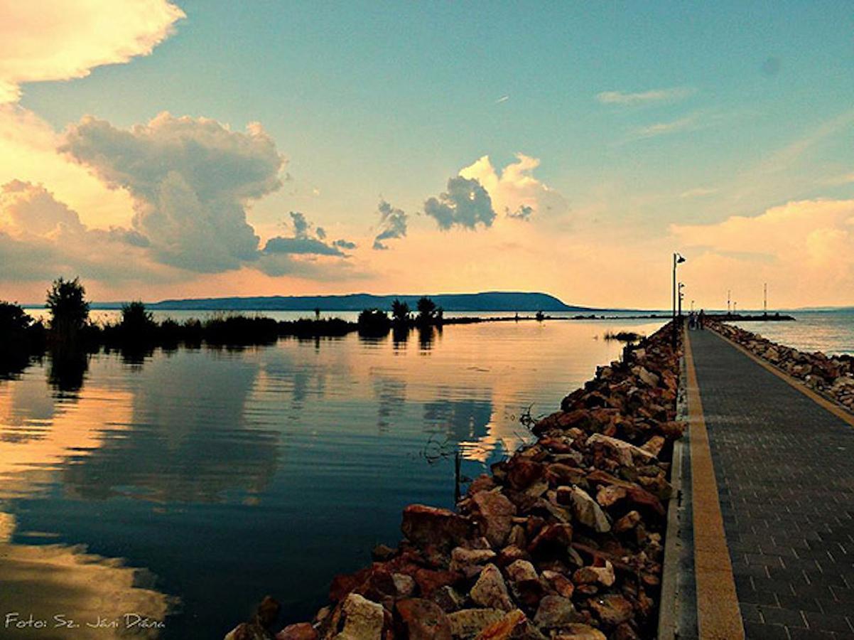 Bed and Breakfast Port Etterem&Panzio Балатонмариафюрдё Экстерьер фото