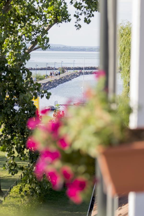 Bed and Breakfast Port Etterem&Panzio Балатонмариафюрдё Экстерьер фото
